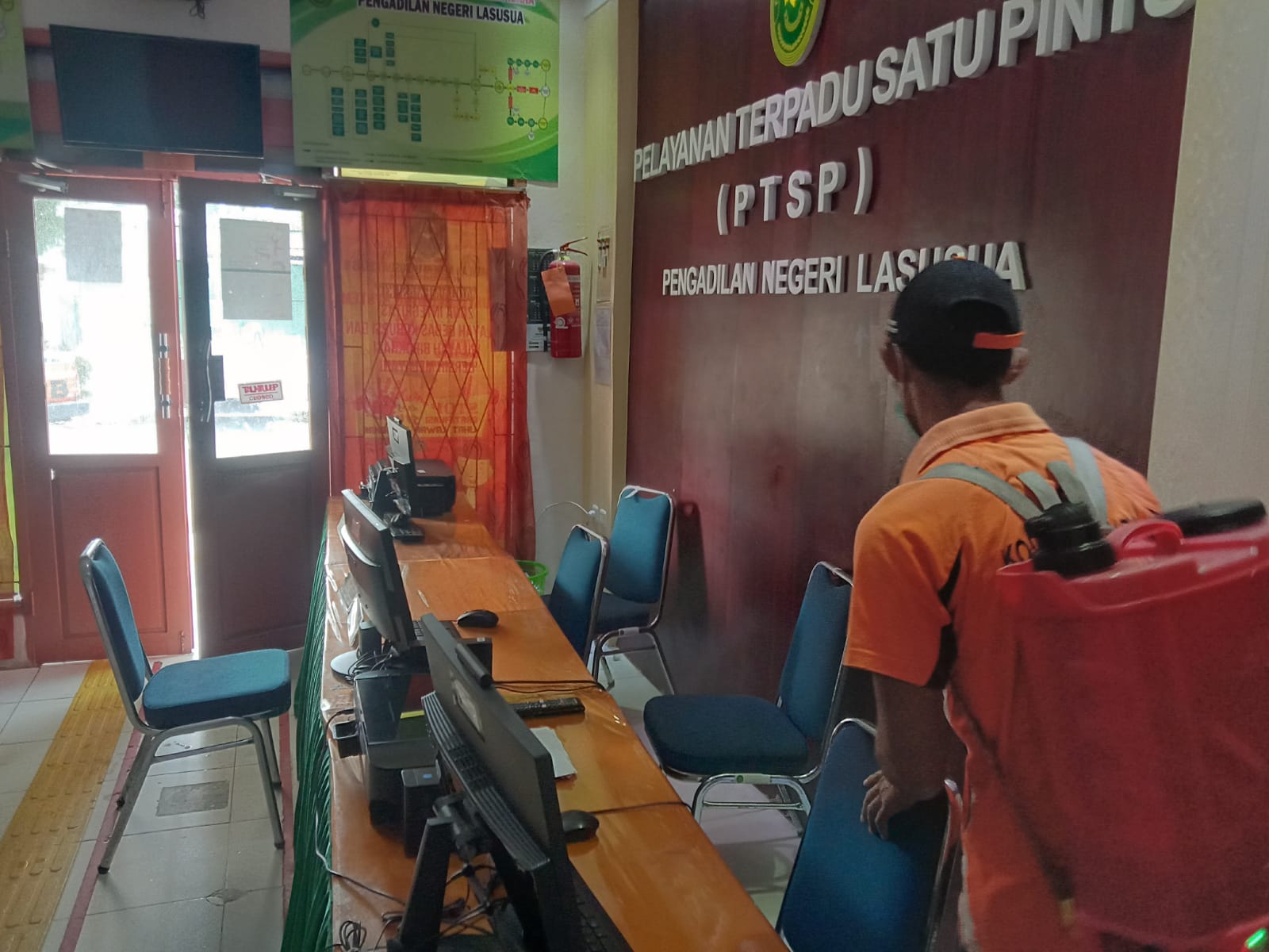 Penyemprotan Disinfektan oleh BPBD Kab. Kolaka Utara