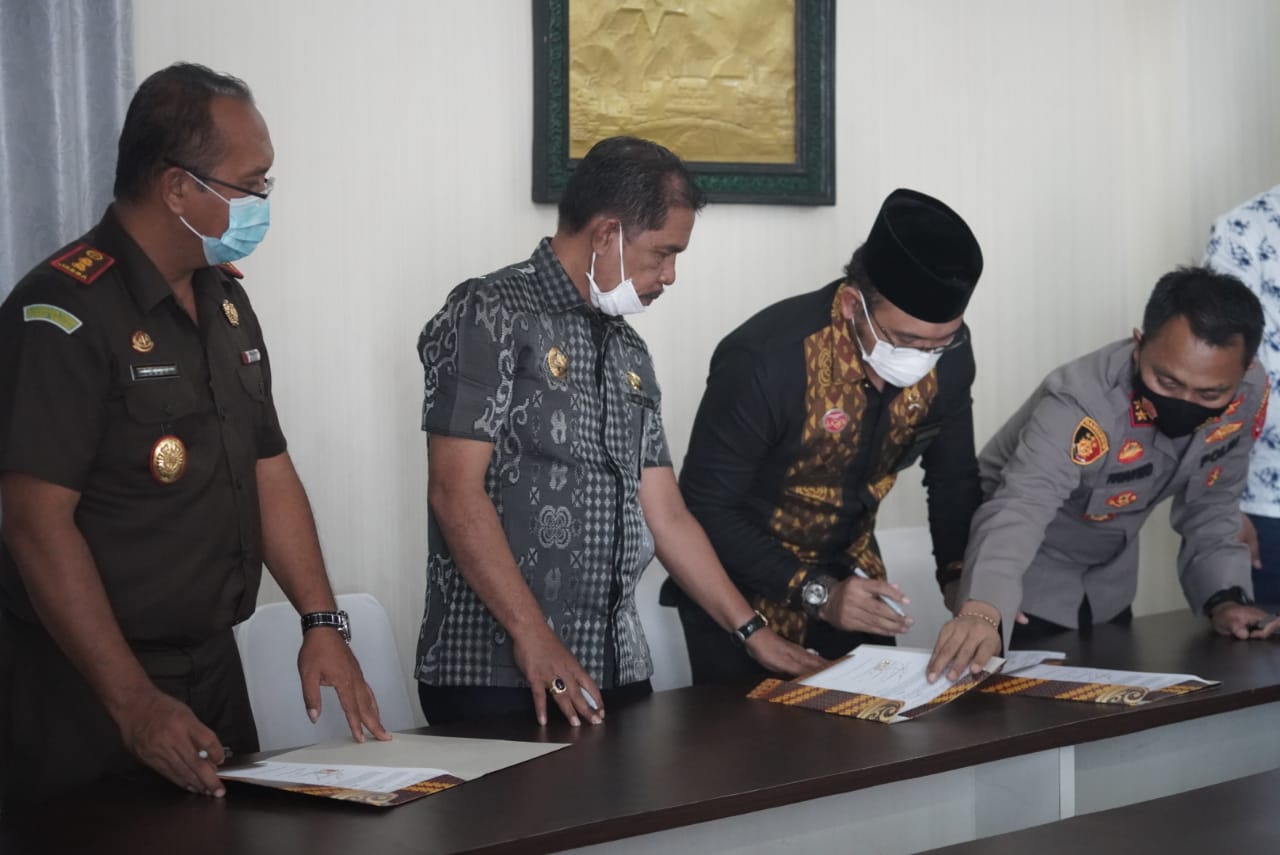 Penandatanganan Nota Kesepahaman tentang Pelayanan Hukum Berbasis Teknologi Antar Aparatur Penegak Hukum dan Lembaga Terkait Pada Wilayah Hukum Pengadilan Negeri Lasusua   